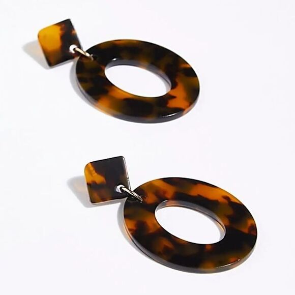 Free People Kelly Resin Drop Hoops Brunette Tortoiseshell Pattern - Picture 4 of 7